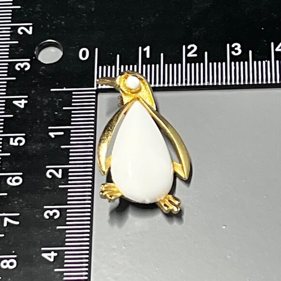 Trifari Vintage Penguin Brooch Gold Tone White Cabochon Animal Pin - Picture 4 of 5